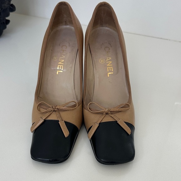 CHANEL Elegant Black and Tan Heels - Picture 1 of 7